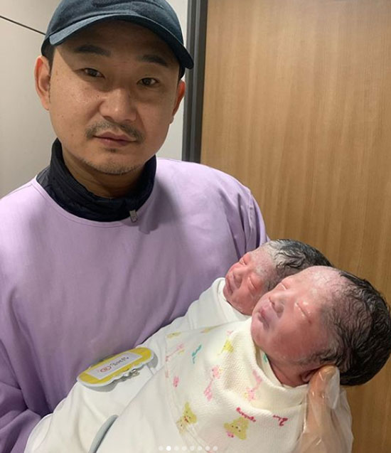 축구선수 출신 방송인 이천수가 11일 사회관계망서비스(SNS) 인스타그램을 통해 쌍둥이 출산 소식을 알렸다. /이천수 인스타그램