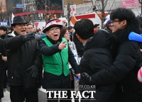 [TF포토] 갈등 빚는 보수단체와 진보단체