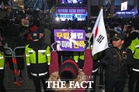 [TF포토] '검찰을 향한 두 목소리'