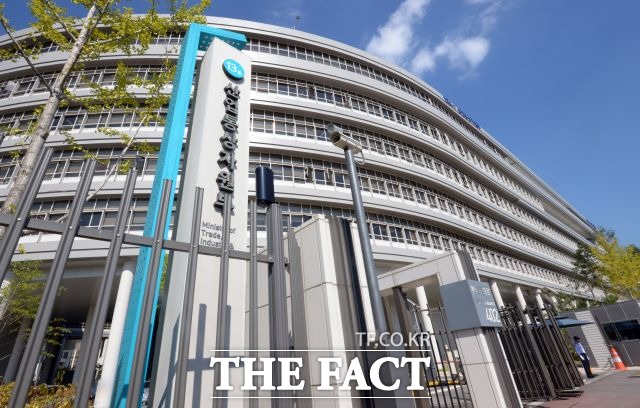 산업통상자원부는 오는 20일부터 23일까지 난방을 가동한 채 문을 열고 영업하는 행위를 집중적으로 점검하고 위반 횟수에 따라 최대 300만 원의 과태료를 부과한다고 12일 밝혔다. /더팩트 DB