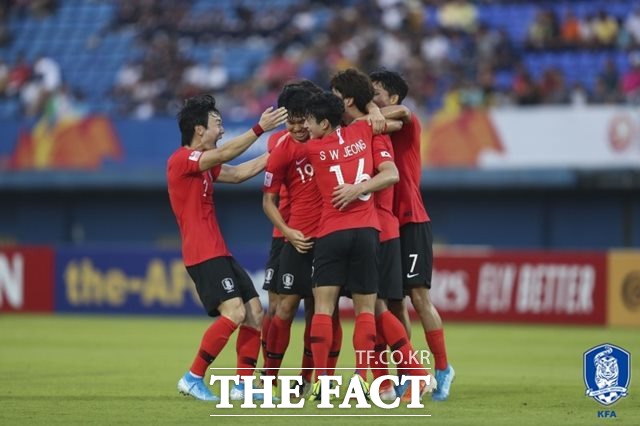 한국의 스트라이커 조규성이 12일 열린 이란과 2020 AFC U-23 챔피언십 겸 도쿄올림픽 아시아 예선 C조 조별리그 2차전에서 전반 35분 통쾌한 왼발 중거리슛으로 추가골을 터뜨린 뒤 동료들의 축하를 받고 있다./대한축구협회 제공