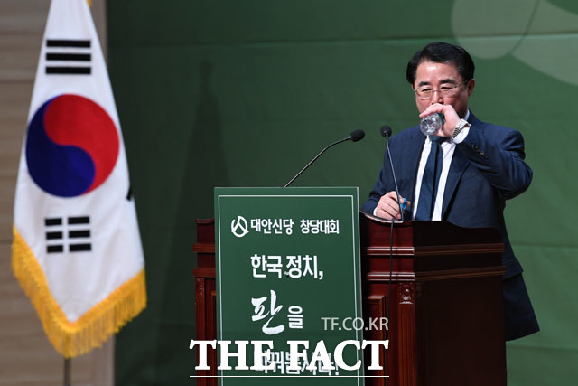 최경환 대안신당 신임 대표가 12일 오후 서울 여의도 국회 의원회관에서 열린 창당대회에서 당 대표에 선출된 후 수락연설을 하며 물을 마시고 있다./국회=남윤호 기자