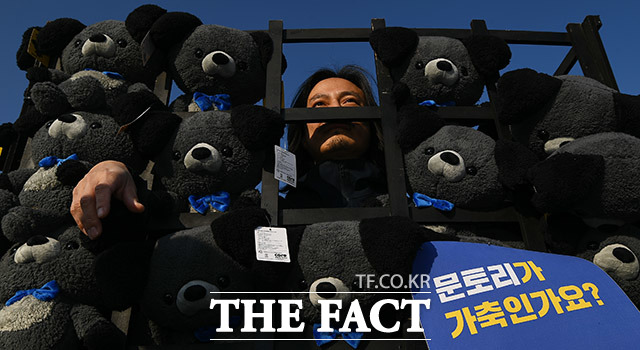 12일 오후 서울 종로구 청와대 앞에서 동물보호단체 회원들이 개가축화를 반대하는 퍼포먼스를 펼치고 있다. /이동률 기자