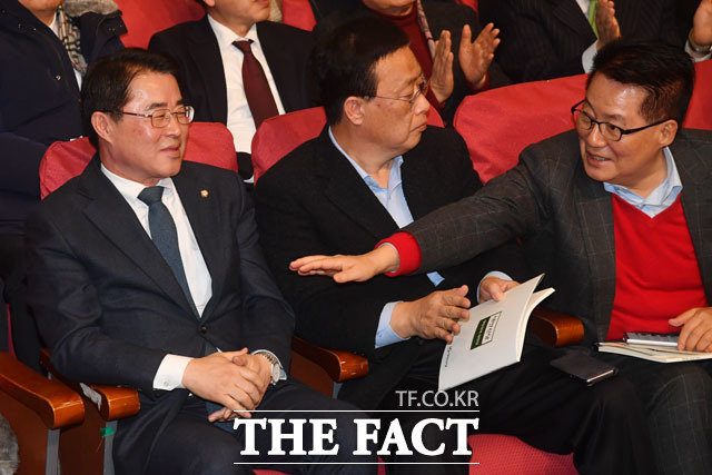 최경환 대표! 축하해~ 박지원 의원(오른쪽)의 축하 받는 최경환 신임 대표(왼쪽)