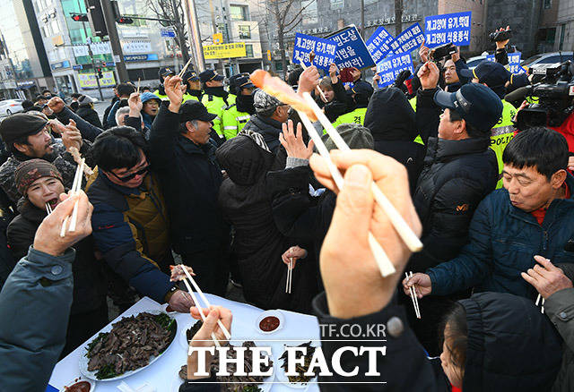 12일 오후 서울 종로구 효자동 치안센터 인근에서 동물보호단체 회원들과 육견협회 회원들이 마찰을 빚고 있다. /이동률 기자