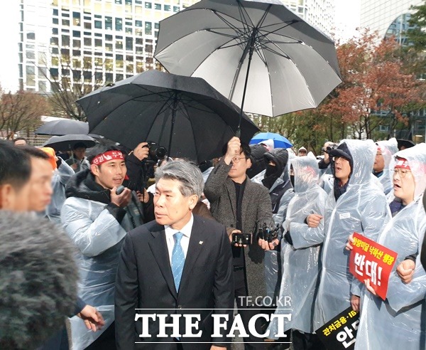 기업은행 노조는 오늘(13일) 오후 본점에서 조합원들이 참여하는 대토론회를 연다. 윤종원 IBK기업은행장이 지난 7일, 노조와 대화를 시도하기 위해 기업은행 본점에 왔지만 노조의 거부로 발길을 돌려야 했다. / 정소양 기자