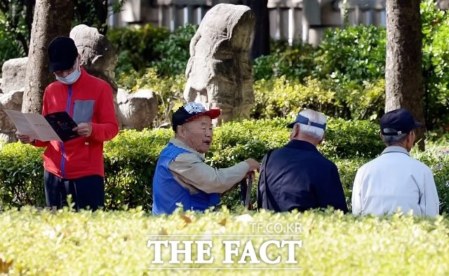 12일 행정안전부에 따르면 65세 이상 고령 인구수가 처음으로 800만 명을 넘어섰다. /더팩트 DB