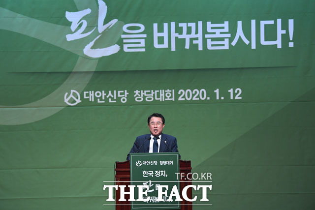 최경환 대안신당 신임 대표가 12일 오후 서울 여의도 국회 의원회관에서 열린 창당대회에서 당 대표에 선출된 후 수락연설을 하고 있다./국회=남윤호 기자