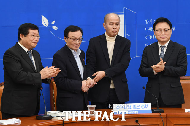 더불어민주당의 일곱 번째 영입 인사 이용우 카카오뱅크 공동대표가 12일 오후 서울 여의도 국회에서 열린 인재영입 발표식에 참석해 이해찬 대표와 악수를 나누고 있다. 왼쪽부터 설훈 최고위원, 이해찬 대표, 이용우 공동대표, 박광온 최고위원. /국회=남윤호 기자