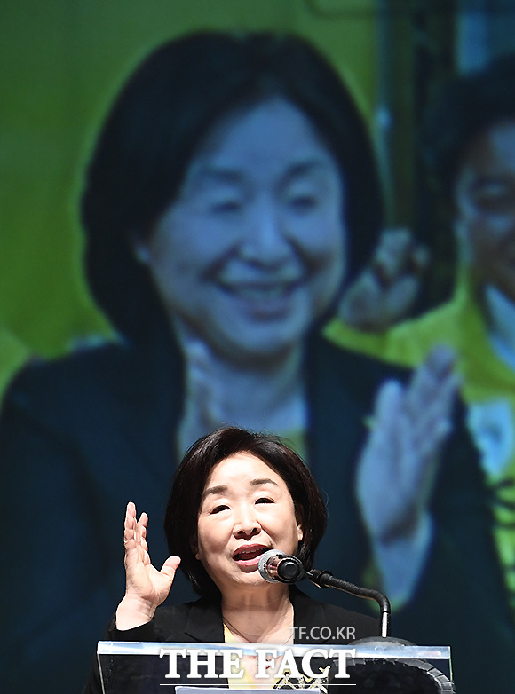 심상정 정의당 대표가 12일 오후 경기도 고양시 고양어울림누리 어울림극장에서 열린 국회의원 심상정 사진·연설문집 길 북 콘서트에서 책 소개를 하고 있다. /고양=이새롬 기자