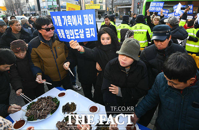 박소연 케어 대표(가운데)가 12일 오후 서울 종로구 효자동 치안센터 인근에서 열린 개식용 찬성 기자회견을 향해 항의하고 있다. /이동률 기자