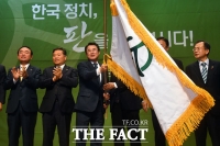 [TF포토] 당기 흔드는 최경환 신임 대표