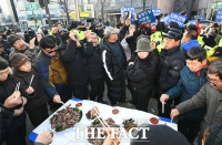 [TF포토] '개식용의 두 모습'