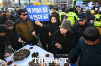 [TF포토] 개고기 시식에 항의하는 박소연 케어 대표