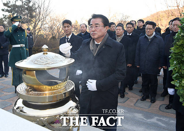 최경환 대안신당 대표를 비롯한 의원들이 13일 오후 서울 동작구 국립현충원을 찾아 고 김대중 전 대통령 묘역에서 참배를 하고 있다. / 배정한 기자