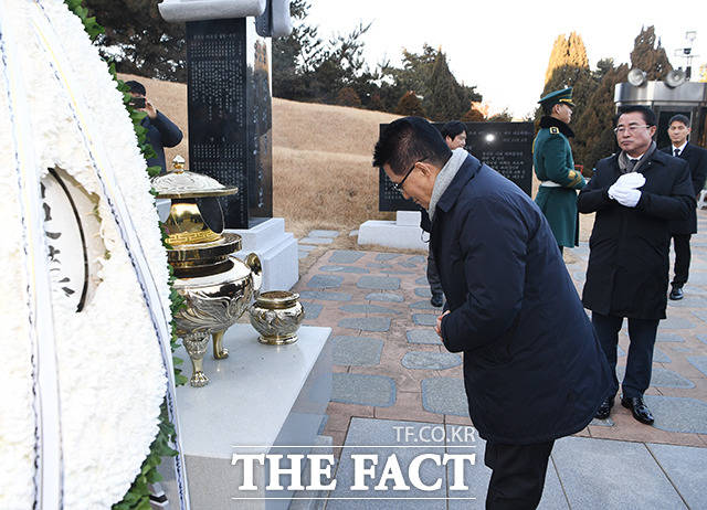 박지원 대안신당 의원(왼쪽)이 13일 오후 서울 동작구 국립현충원을 찾아 고 김대중 전 대통령 묘역에서 참배를 하고 있다. / 배정한 기자