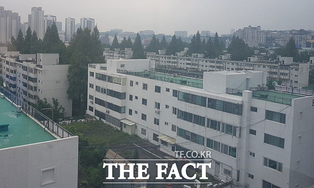 한남하이츠를 둘러싸고 현대건설과 GS건설간의 경쟁이 거세지고 있다. 앞서도 두 건설사는 반포주공1단지 1·2·4주구 수주전에서 맞선 바 있다. 사진은 반포주공1단지 1·2·4주구 전경 /더팩트 DB