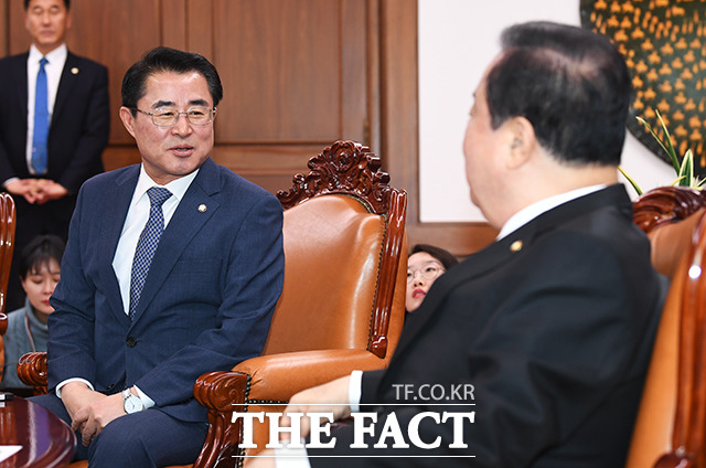 최경환 대안신당 대표(왼쪽)가 13일 오후 서울 여의도 국회에서 문희상 국회의장을 예방해 대화를 하고 있다. / 국회=배정한 기자