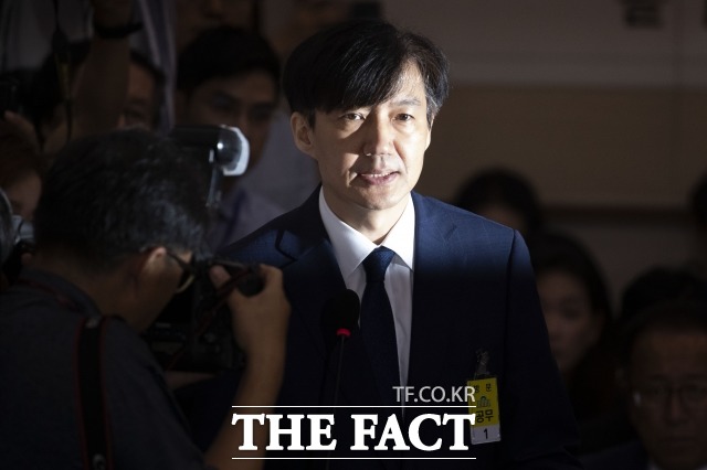 조국(55) 전 법무부 장관이 13일 오후 페이스북을 통해 국회에서 검경 수사권 조정안을 가결한데 심경을 밝혔다. 사진은 지난해 9월6일 조 전 장관이 후보자 시절 국회 인사청문회에 참석한 모습. /국회 현장풀 배정한 기자