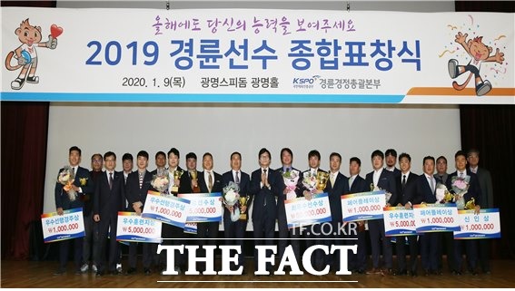 2019 경륜선수 종합 표창식에서 수상한 선수들과 정병찬 총괄본부장(가운데)이 기념촬영을 하고 있다./경륜경정총괄본부 제공