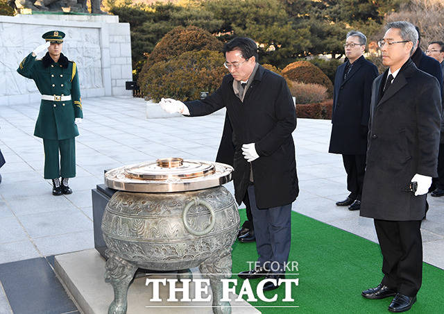 최경환 대안신당 대표(왼쪽 두번째)를 비롯한 의원들이 13일 오후 서울 동작구 국립현충원을 찾아 현충탑에서 참배를 하고 있다. / 배정한 기자