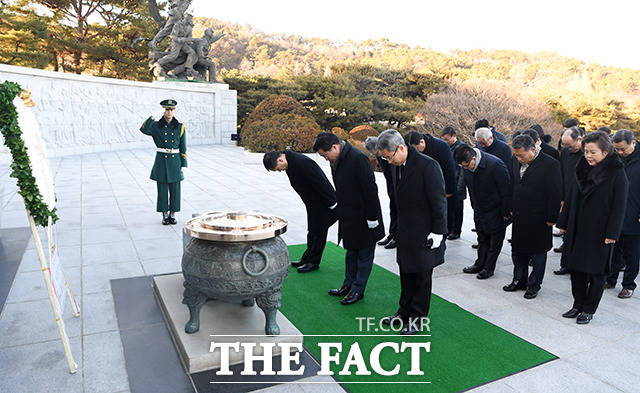 최경환 대안신당 대표(왼쪽 세번째)를 비롯한 의원들이 13일 오후 서울 동작구 국립현충원을 찾아 현충탑에서 참배를 하고 있다. / 배정한 기자