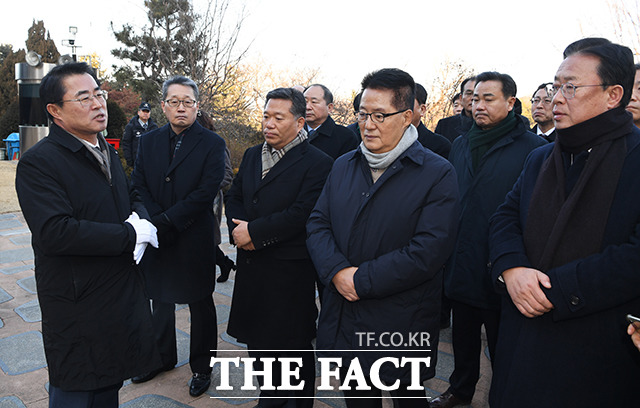 최경환 대안신당 대표(왼쪽)를 비롯한 의원들이 13일 오후 서울 동작구 국립현충원을 찾아 고 김대중 전 대통령 묘역에서 참배를 마친 뒤 대화를 하고 있다. / 배정한 기자