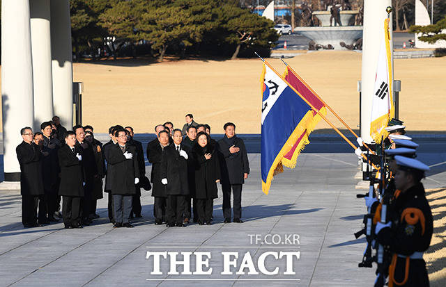 최경환 대안신당 대표(가운데)를 비롯한 의원들이 13일 오후 서울 동작구 국립현충원을 찾아 현충탑에서 참배를 하고 있다. / 배정한 기자