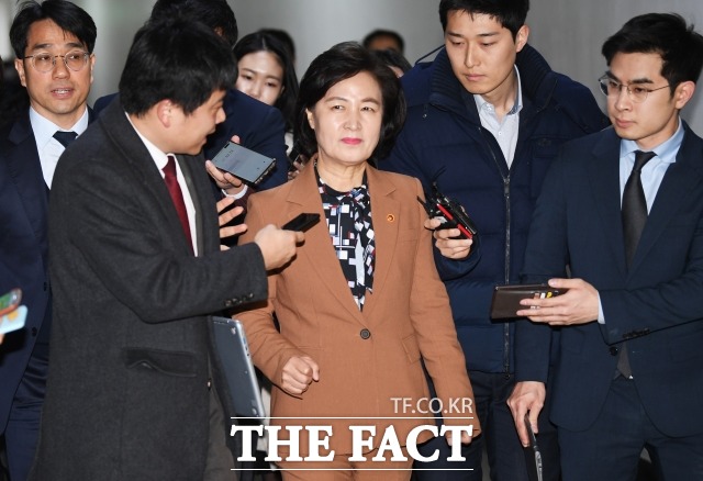추미애 법무부 장관이 지난 9일 오전 서울 여의도 국회에서 열린 법사위 전체회의에 출석하기 전 여상규 법사위원장실을 방문하고 있다. / 국회=배정한 기자
