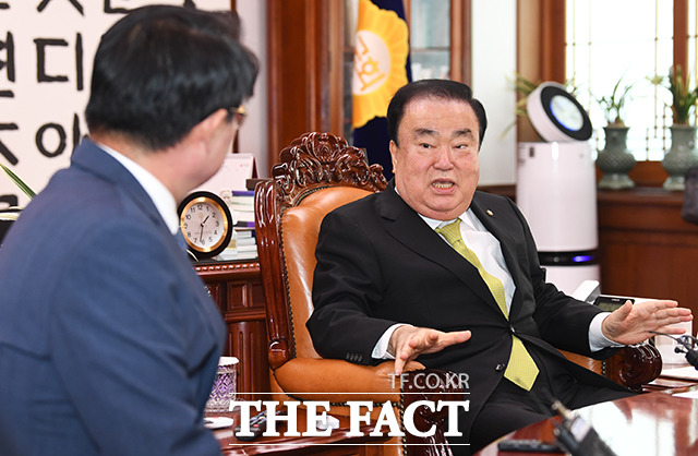 문희상 국회의장이 13일 오후 서울 여의도 국회에서 당 대표 당선 인사차 예방한 최경환 대안신당 대표(왼쪽)와 대화를 하고 있다. / 국회=배정한 기자