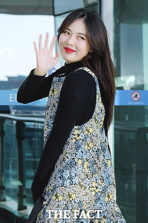 가수 현아가 13일 오전 광고 촬영 일정을 위해 인천국제공항에서 방콕으로 출국하고 있다./ 인천국제공항=이선화 기자