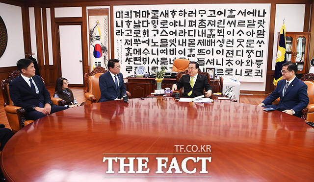 문희상 국회의장(왼쪽 세번째)이 13일 오후 서울 여의도 국회에서 당 대표 당선 인사차 예방한 최경환 대안신당 대표(왼쪽 두번째)와 대화를 하고 있다. / 국회=배정한 기자