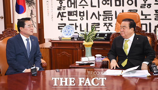 최경환 대안신당 대표(왼쪽)가 13일 오후 서울 여의도 국회에서 문희상 국회의장을 예방해 대화를 하고 있다. / 국회=배정한 기자