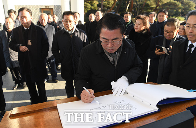 최경환 대안신당 대표(가운데)가 13일 오후 서울 동작구 국립현충원을 찾아 현충탑에서 참배를 마친 뒤 방명록 작성을 하고 있다. / 배정한 기자