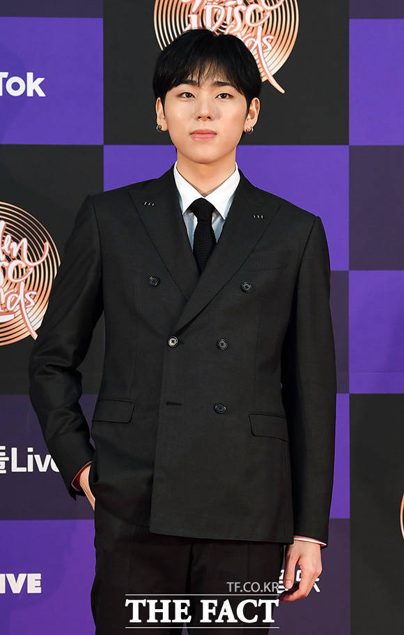 가수 지코의 신곡 아무노래가 공개 두 시간 만에 음원 차트 1위에 올랐다./임영무 기자