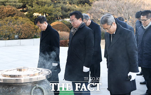 최경환 대안신당 대표(왼쪽 두번째)를 비롯한 의원들이 13일 오후 서울 동작구 국립현충원을 찾아 현충탑에서 참배를 하고 있다. / 배정한 기자