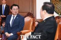 [TF포토] 문희상 찾은 최경환 대표, '잘 부탁드립니다'