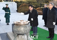 [TF포토] 현충탑 참배하는 최경환 대안신당 대표