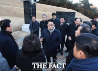 [TF포토] 고 김대중 전 대통령 묘역 찾은 박지원 의원