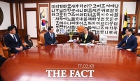 [TF포토] 문의상 국회의장 만난 최경환 대안신당 대표