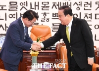 [TF포토] 문희상 의장 손잡은 최경환 대안신당 대표