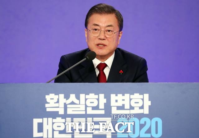 문재인 대통령이 14일 청와대 영빈관에서 열린 2020 대통령 신년기자회견에 참석해 취재진의 질문에 답변하고 있다. 이날 문재인 대통령은 추가 부동산 대책을 예고했다. /뉴시스