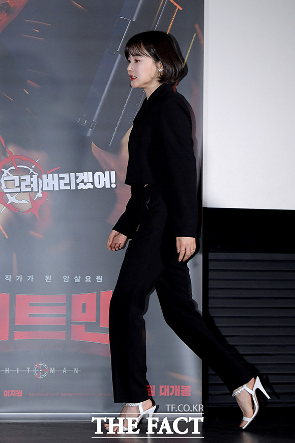 배우 황우슬혜가 14일 오후 서울 광진구 롯데시네마 건대입구점에서 열린 영화 히트맨 언론시사회에 참석해 무대에 오르고 있다 /이선화 기자