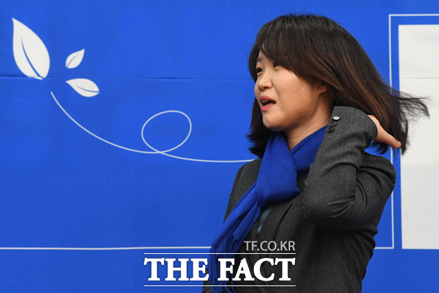 더불어민주당의 여덟 번째 영입 인사인 이소영 변호사가 14일 오전 서울 여의도 국회에서 열린 인재 영입 발표 회견을 마친 뒤 머리를 넘기고 있다./국회=남윤호 기자