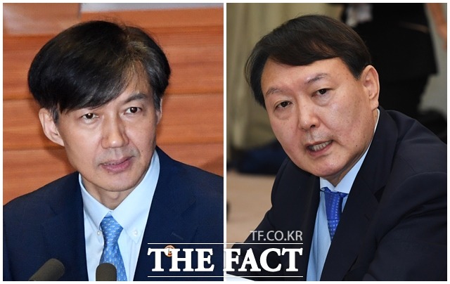 문재인 대통령은 14일 청와대에서 열린 신년 기자회견에서 윤석열(오른쪽) 검찰총장을 신임하면서도 최근 검찰 고위급 인사 과정에서 발생한 항명 논란에 대해 비판의 목소리를 냈다. 반면 조국 전 법무부 장관에 대해서는 안타까운 마음을 드러냈다. /배정한 기자