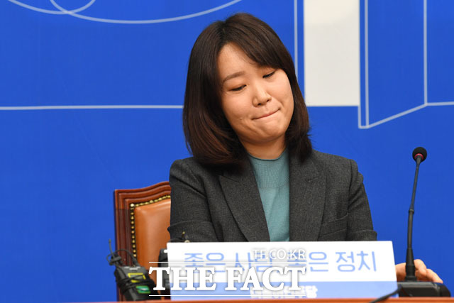 더불어민주당의 여덟 번째 영입 인사인 이소영 변호사가 14일 오전 서울 여의도 국회에서 열린 인재 영입 발표 회견에 참석해 입당 입장을 발표한 뒤 쑥스러운 표정을 짓고 있다./국회=남윤호 기자