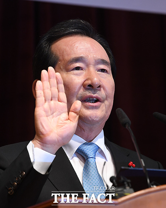 정세균 신임 국무총리가 14일 오후 서울 종로 정부서울청사 별관에서 열린 취임식에서 취임 선서를 하고 있다. /이새롬 기자