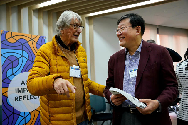 허태수 GS그룹 회장이 13일부터 이틀간 서울 역삼동 디캠프에서 열린 스탠포드 디자인 씽킹 심포지엉 2020에 참석해 래리 라이퍼 스탠포드 디자인 센터장과 이야기를 나누고 있다. /GS그룹 제공