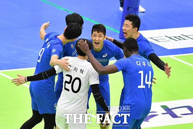 15일(수) 오후 7시에 천안유관순체육관에서 열리는 2019-20시즌 V리그 남자부 현대캐피탈-우리카드전을 대상으로 한 배구토토 매치 5회차 투표율 중간집계 결과, 참가자들은 홈팀 현대캐피탈의 근소한 우세를 예상하는 것으로 나타났다./KOVO 제공