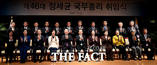 정세균 신임 국무총리가 14일 오후 서울 종로 정부서울청사 별관에서 열린 취임식에서 장관들과 기념촬영을 하고 있다. /이새롬 기자